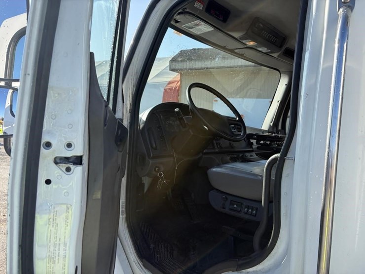 2014-freightliner-m2-106-image-13