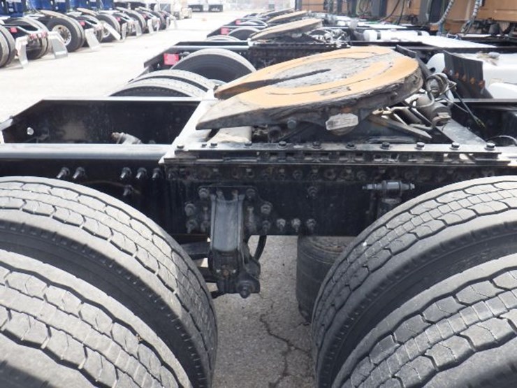 2022-volvo-vnl300-image-7