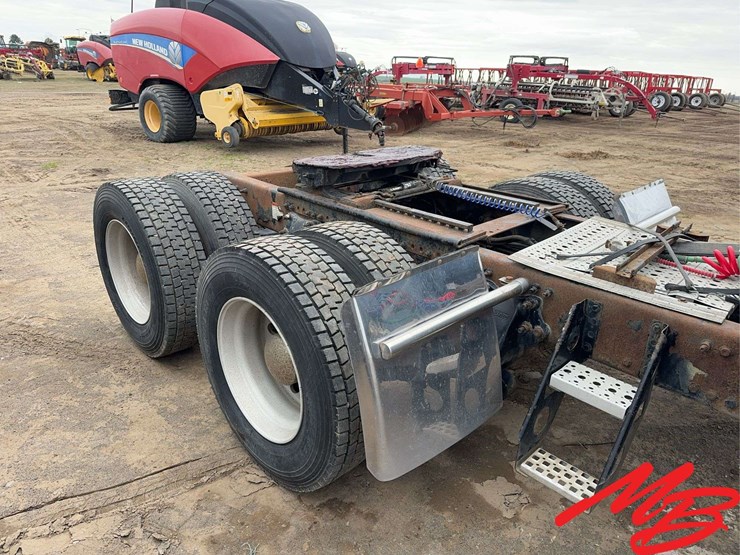 2005-freightliner-columbia-120-image-6