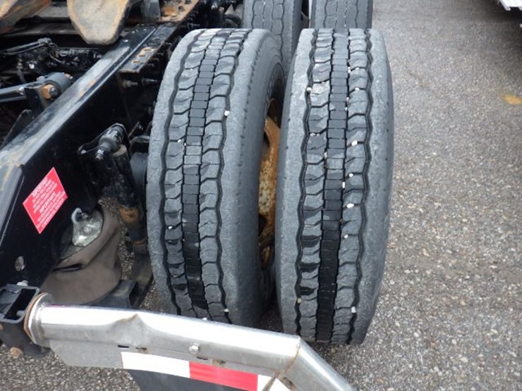 2019-volvo-vnl300-image-10