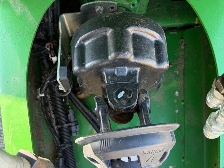 2024-john-deere-561m-image-14