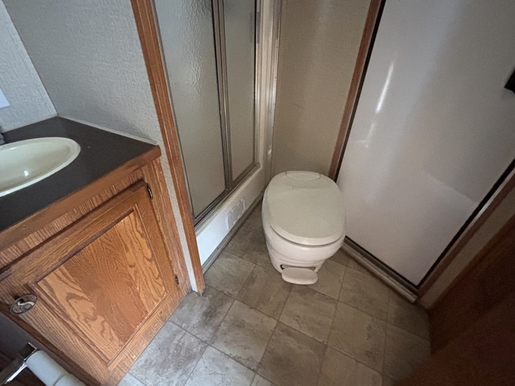 #1075-•-2005-featherlite-(4)-horse-slant-load-trailer-with-living-quarters-(nelson,-wi)-(has-wi-title)-image-11