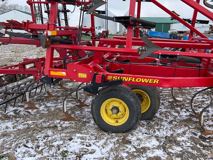 28.5'-sunflower-5035-field-cultivator-image-17
