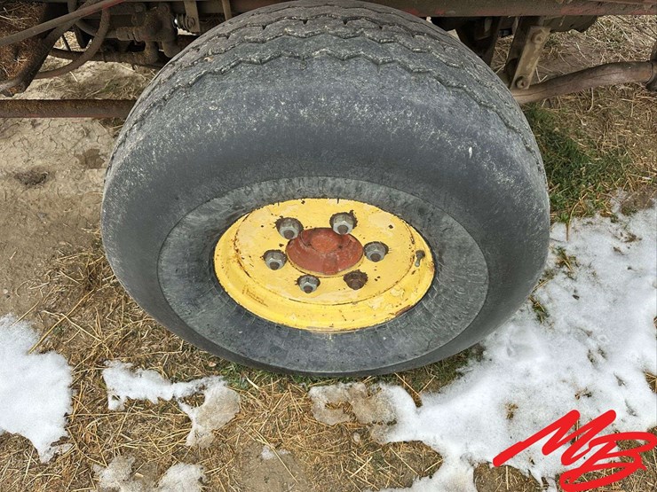 new-holland-1048-image-18