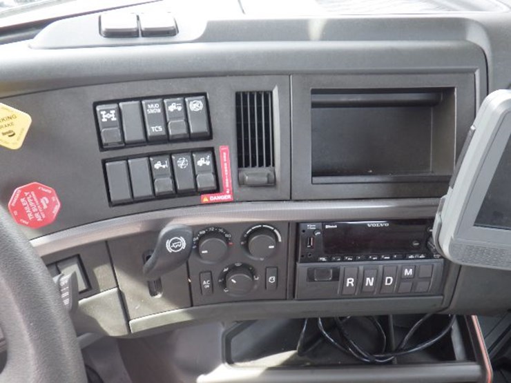 2023-volvo-vnl300-image-17