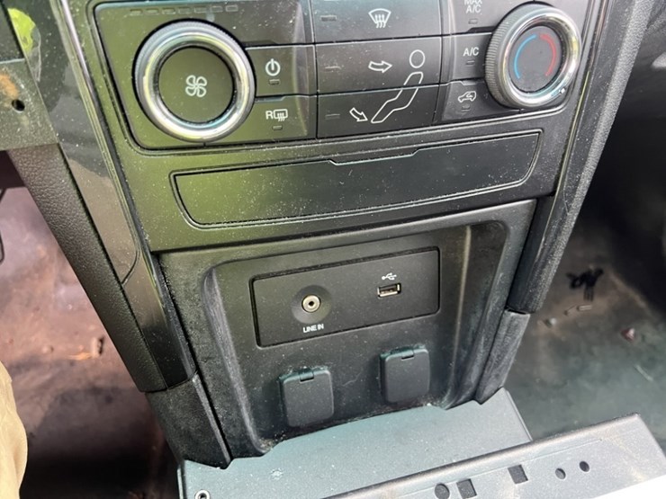 2016-ford-explorer-image-33