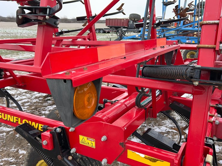 28.5'-sunflower-5035-field-cultivator-image-31