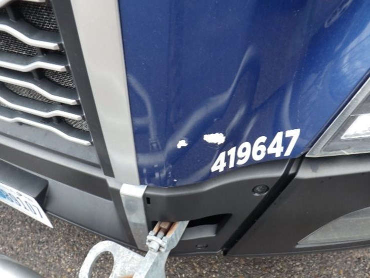 2019-volvo-vnl300-image-3