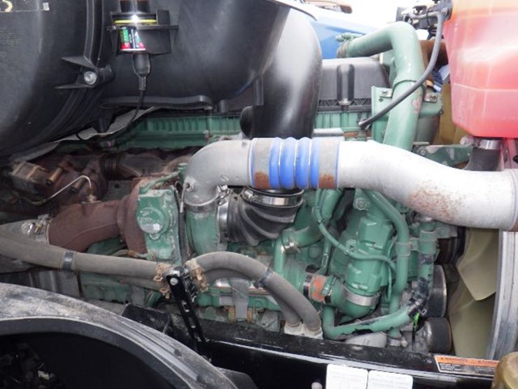 2018-volvo-vnl300-image-24