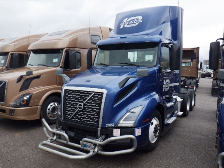 2019-volvo-vnl300-image-1