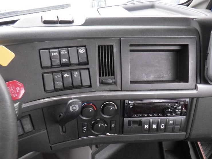 2020-volvo-vnl300-image-17