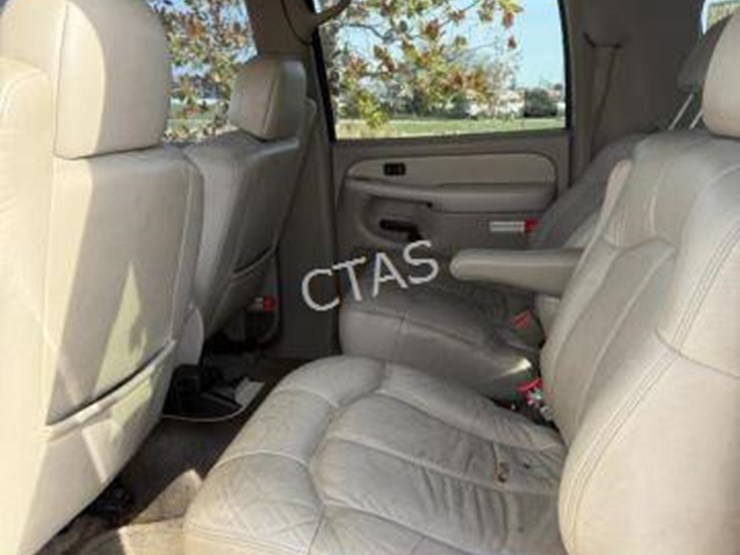 2001-chevrolet-suburban-image-17