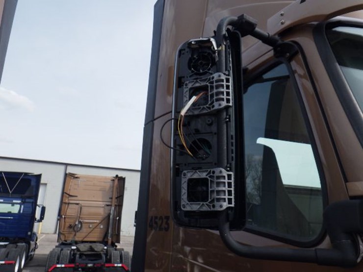 2022-volvo-vnl300-image-7