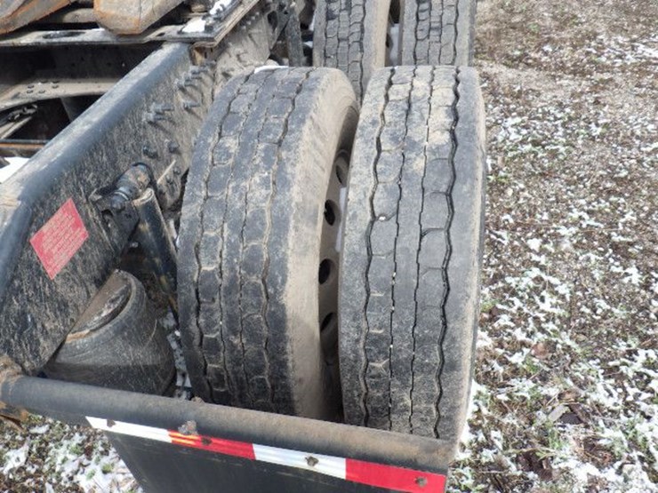 2022-volvo-vnl300-image-10