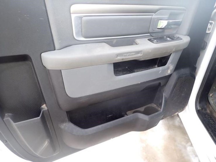 2015-dodge-1500-image-28