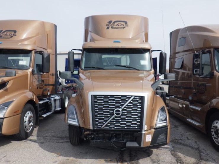 2022-volvo-vnl300-image-2