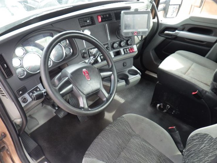 2022-kenworth-t680-image-18