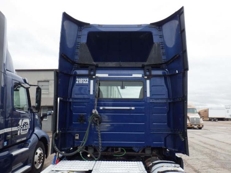 2018-volvo-vnl300-image-14