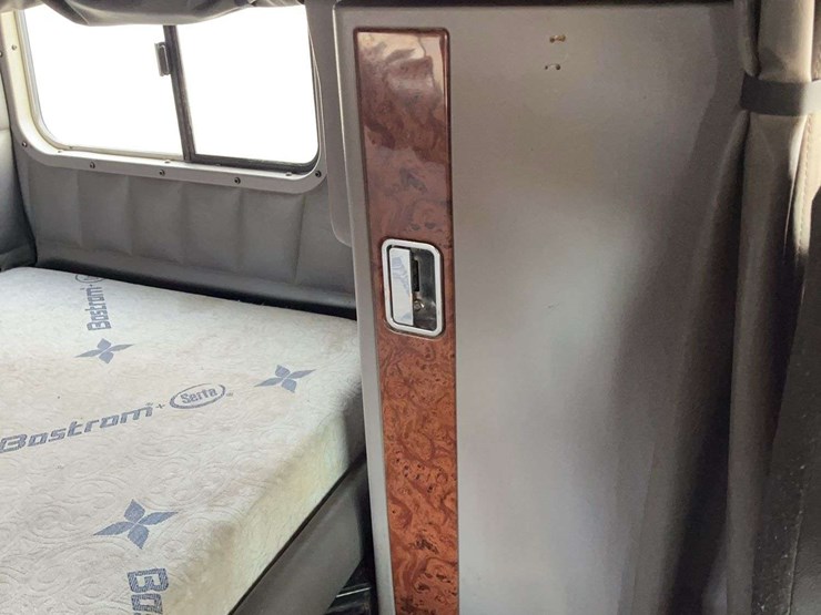 2004-peterbilt-379-image-53