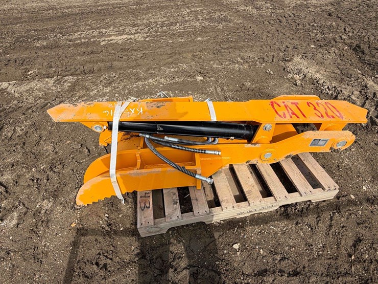 caterpillar-320-image-11