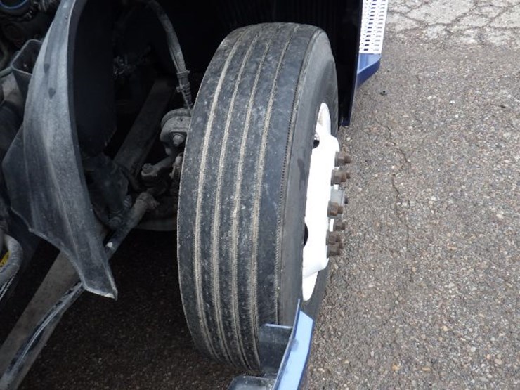 2018-volvo-vnl300-image-23