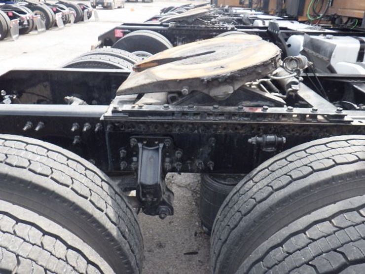 2022-volvo-vnl300-image-9