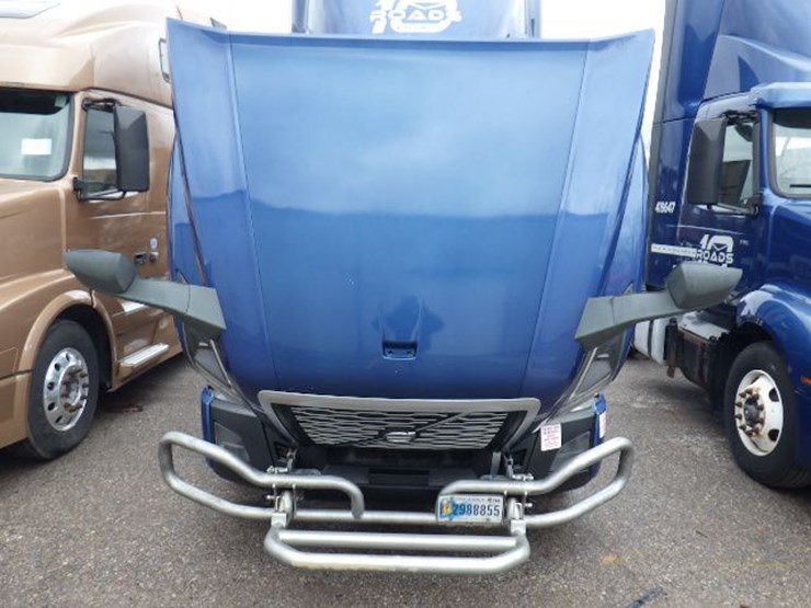 2019-volvo-vnl300-image-23