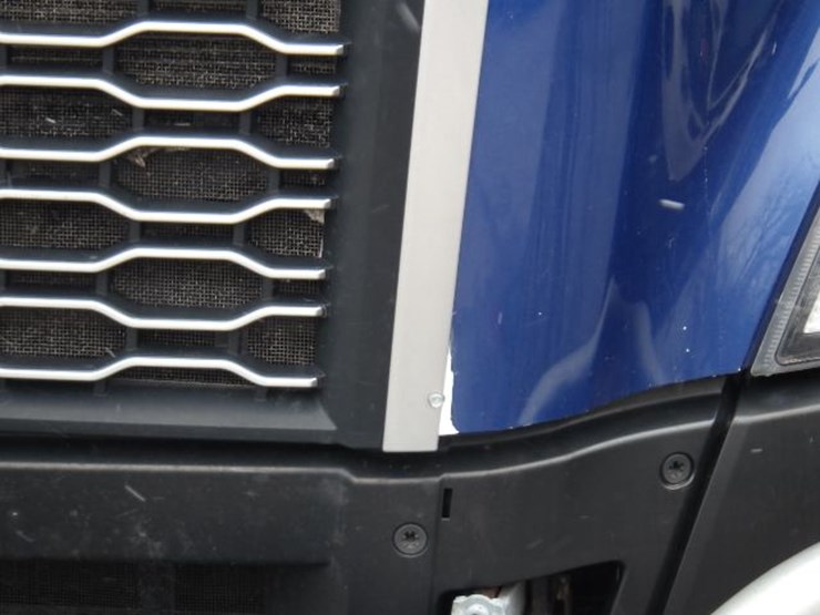 2020-volvo-vnl300-image-3