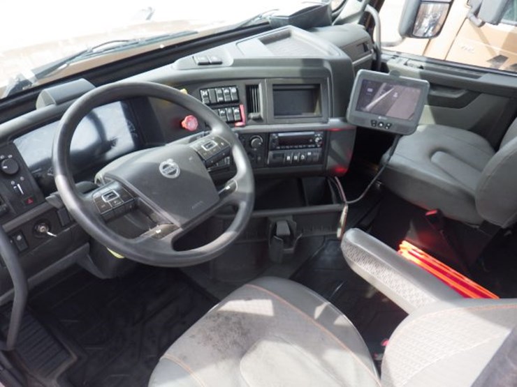 2022-volvo-vnl300-image-20