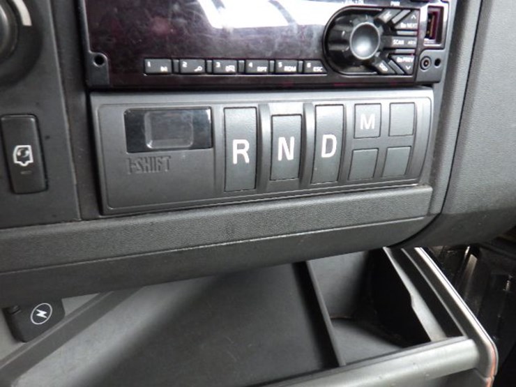 2019-volvo-vnl300-image-15