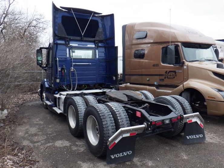 2019-volvo-vnl300-image-13