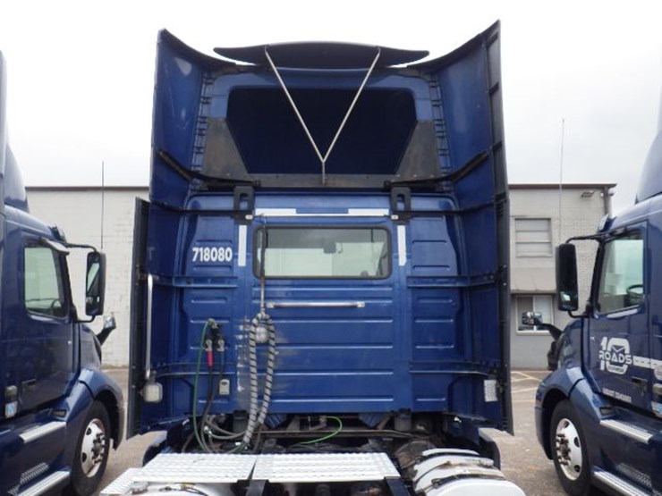 2018-volvo-vnl300-image-11