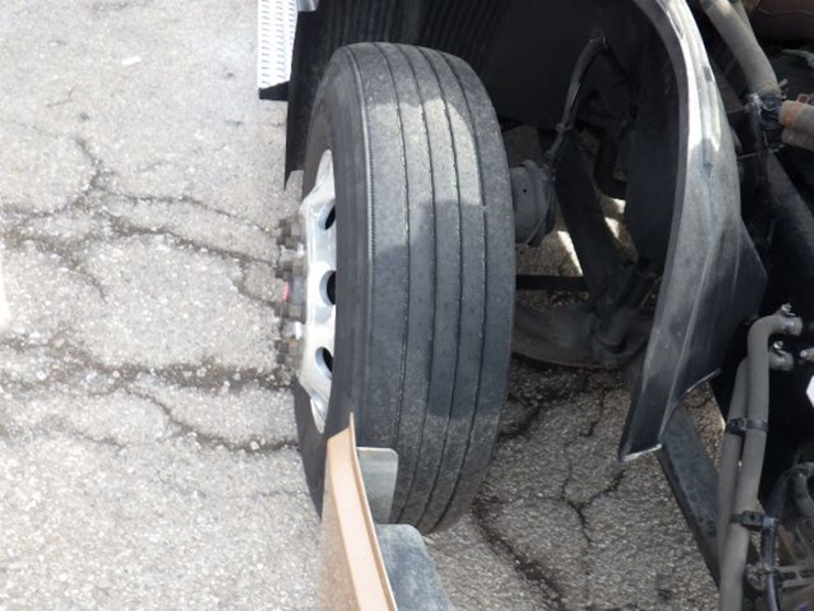 2022-volvo-vnl300-image-23