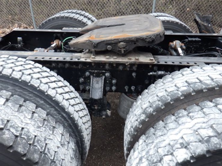 2019-volvo-vnl300-image-7