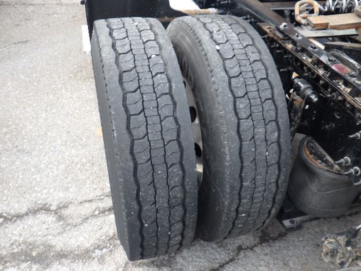 2022-volvo-vnl300-image-18