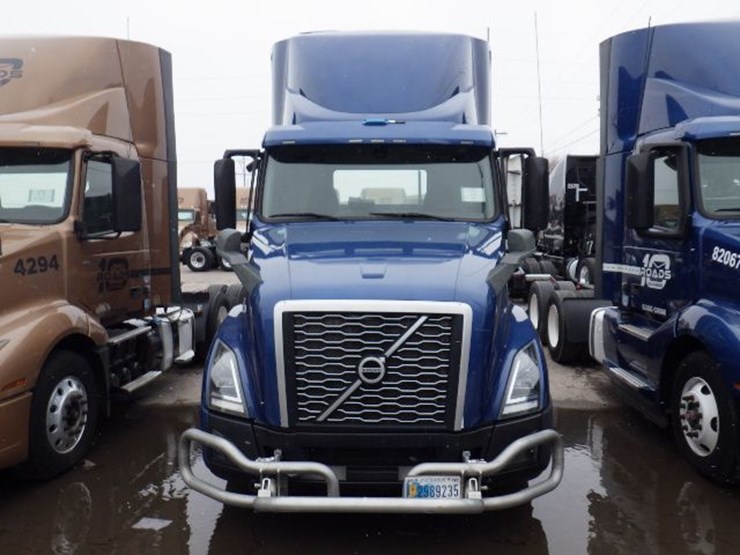 2020-volvo-vnl300-image-2