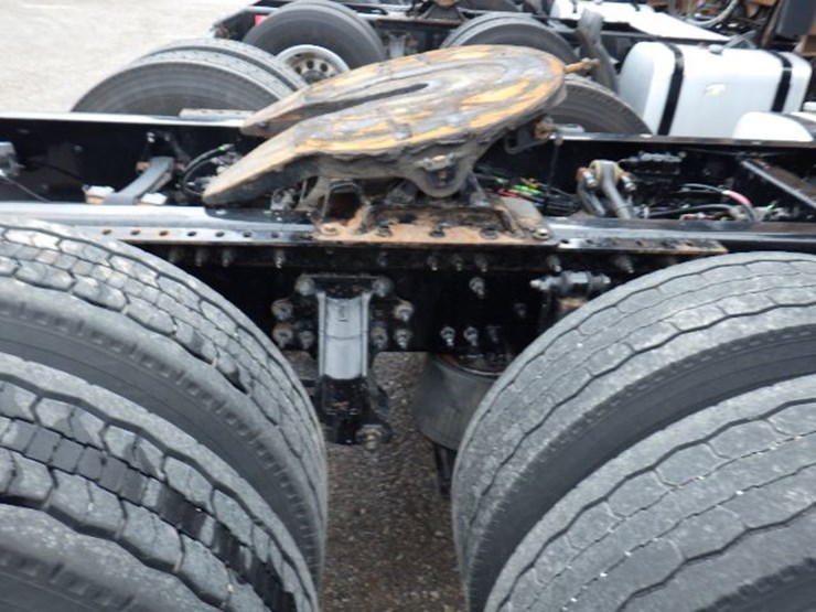 2019-volvo-vnl300-image-8