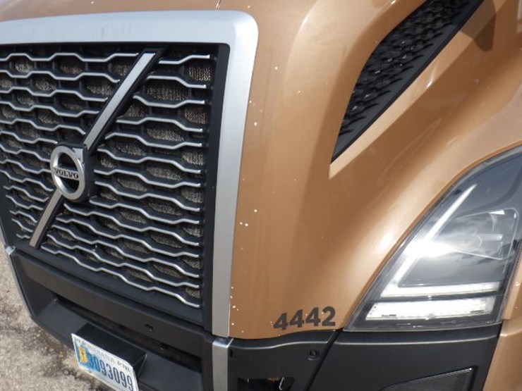 2022-volvo-vnl300-image-2