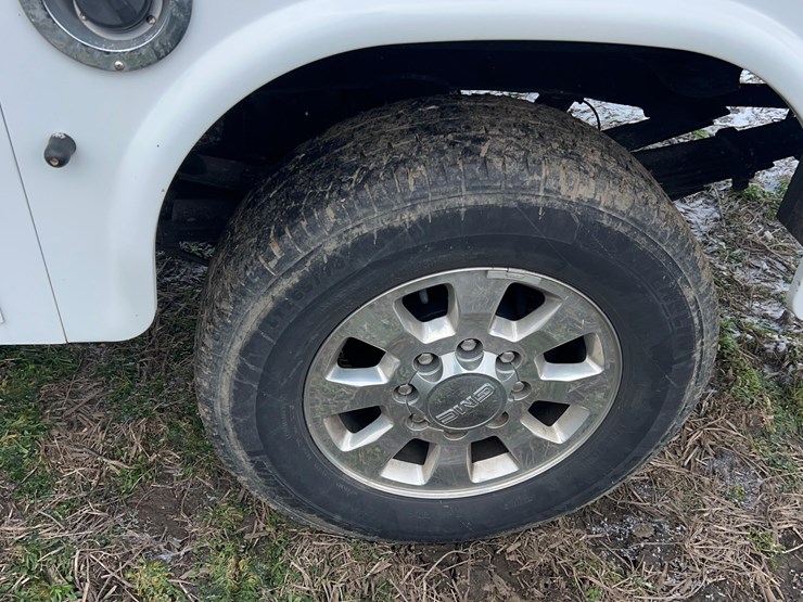 2011-chevrolet-3500hd-image-35