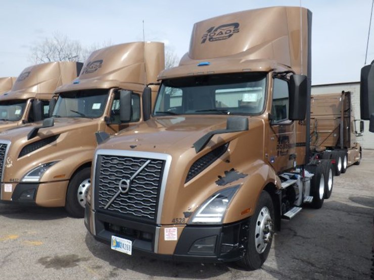 2022-volvo-vnl300-image-1