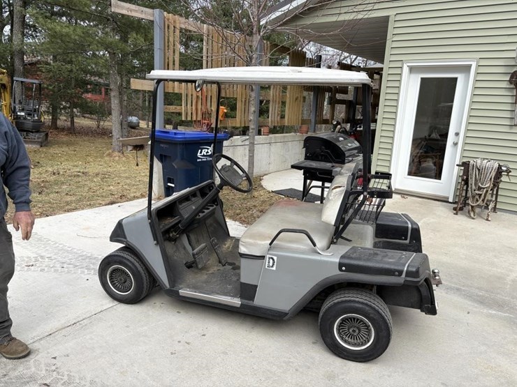 ez-go-gas-golf-cart-image-1