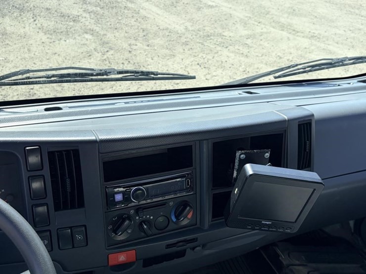 2017-isuzu-nrr-image-17