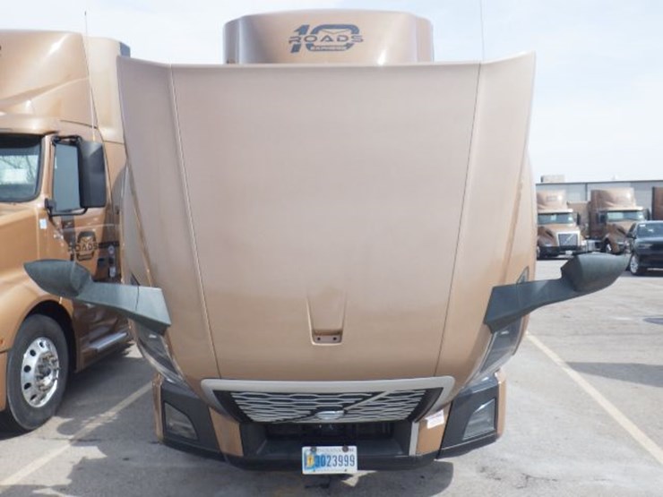 2023-volvo-vnl300-image-19