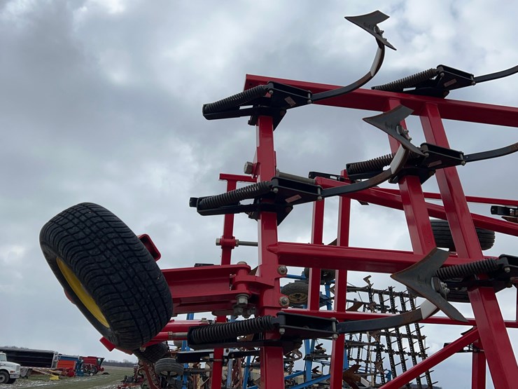 28.5'-sunflower-5035-field-cultivator-image-30