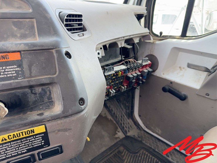 2002-sterling-m8500-image-37