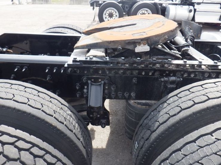 2023-volvo-vnl300-image-4