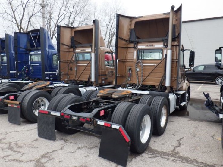 2019-volvo-vnl300-image-8