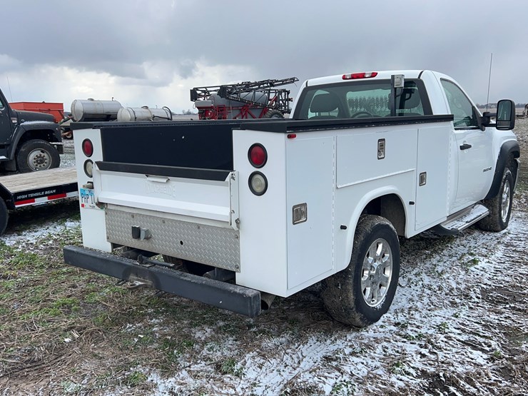 2011-chevrolet-3500hd-image-4