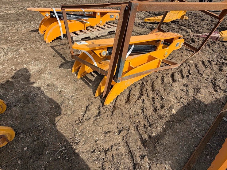 caterpillar-320-image-1