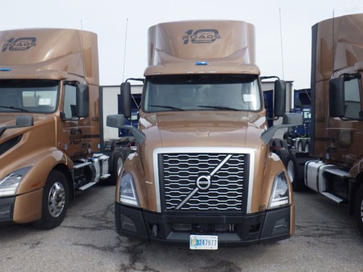 2022-volvo-vnl300-image-2